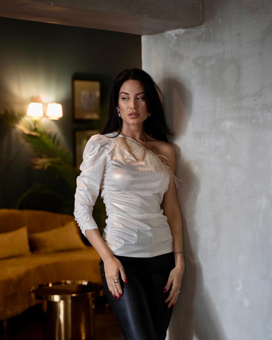 Μπλούζα με ένα μανίκι στρας και φτερά μπροστά ελληνικής ραφής εκρού