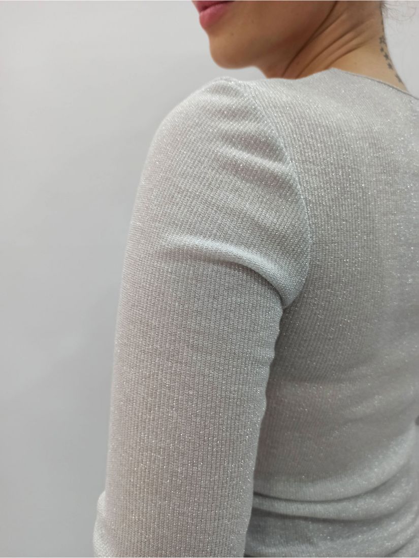 Μπλούζα με λαιμόκοψη και ασημοκλωστή ασημί