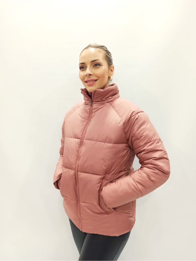 Μπουφάν καπιτονέ με ψηλό λαιμό και τσέπες ροζ