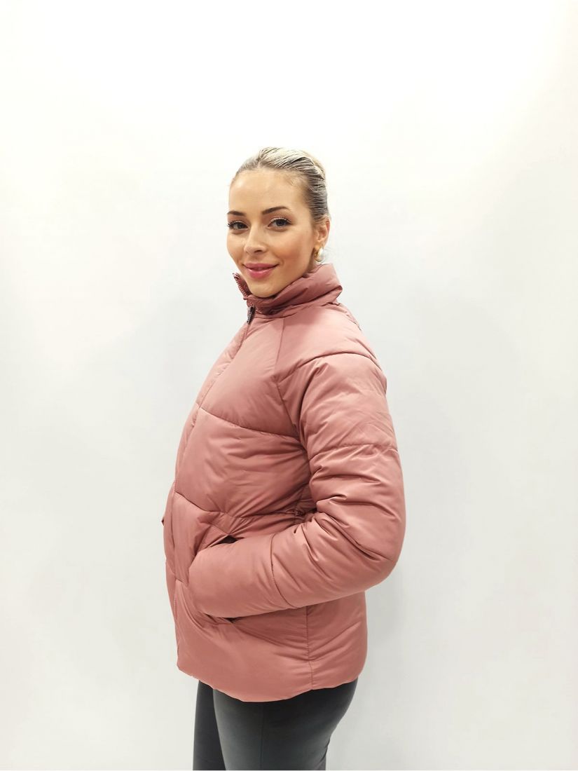 Μπουφάν καπιτονέ με ψηλό λαιμό και τσέπες ροζ