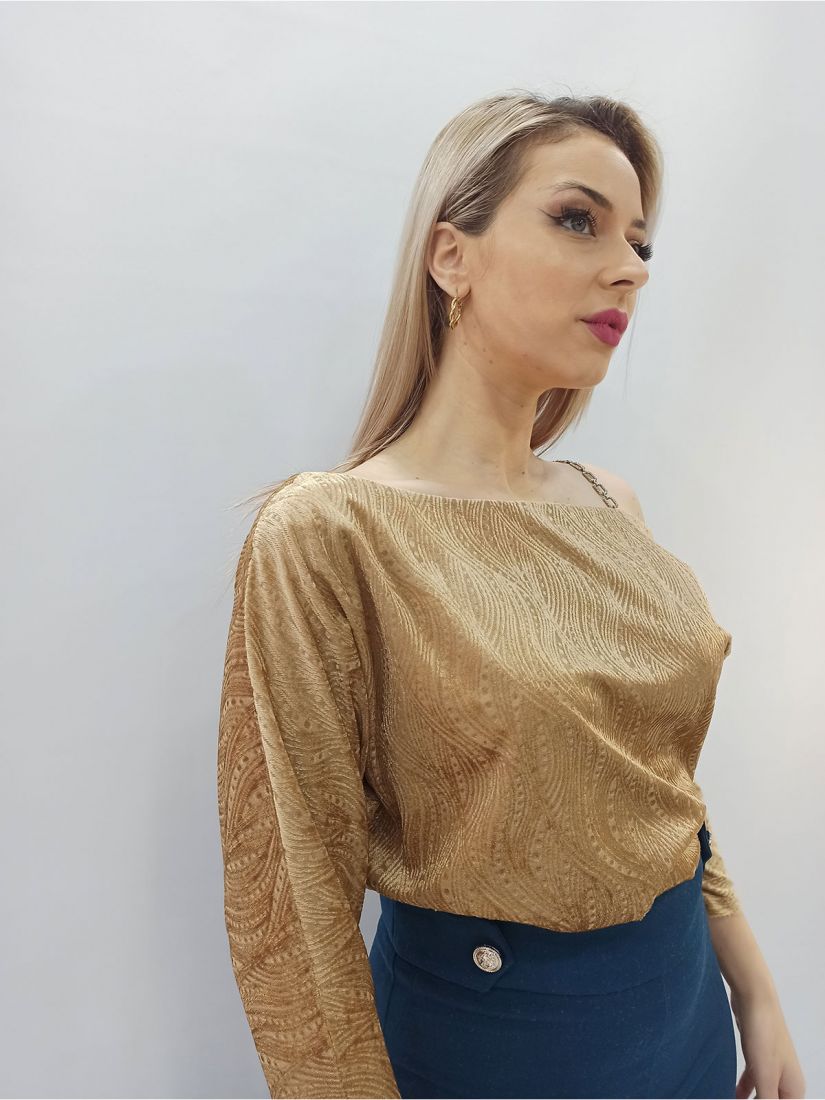 Μπλούζα με ανάγλυφες βελούδινες λεπτομέρειες και αλυσίδα στον ώμο ελληνικής ραφής μπεζ