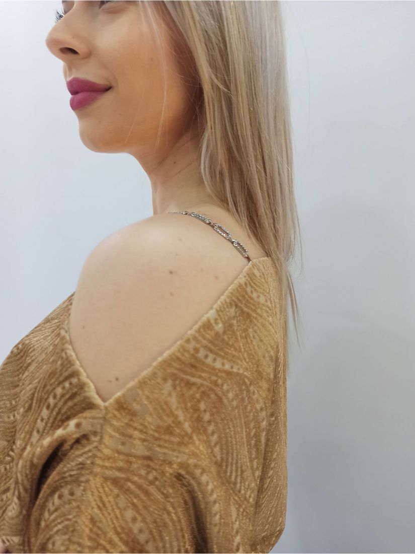 Μπλούζα με ανάγλυφες βελούδινες λεπτομέρειες και αλυσίδα στον ώμο ελληνικής ραφής μπεζ