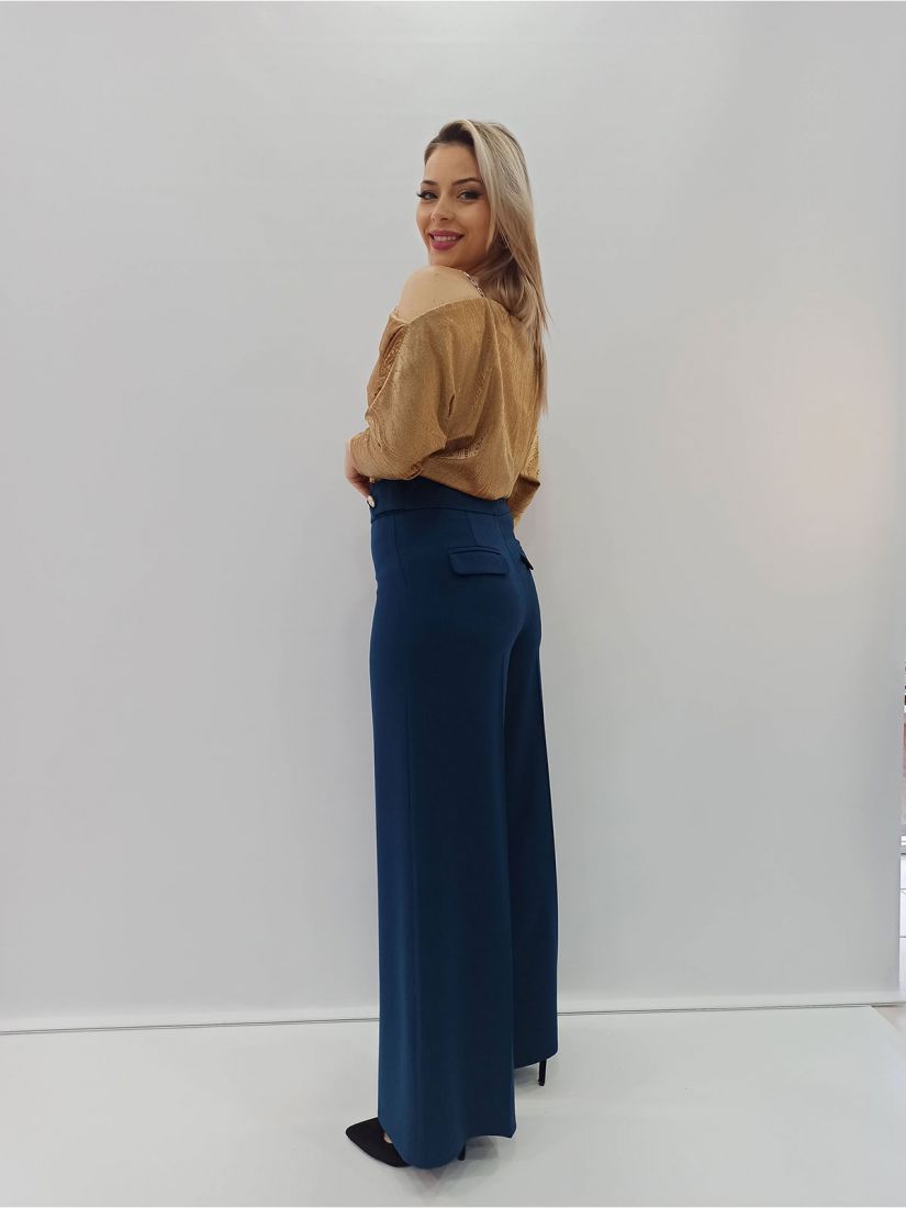 Μπλούζα με ανάγλυφες βελούδινες λεπτομέρειες και αλυσίδα στον ώμο ελληνικής ραφής μπεζ