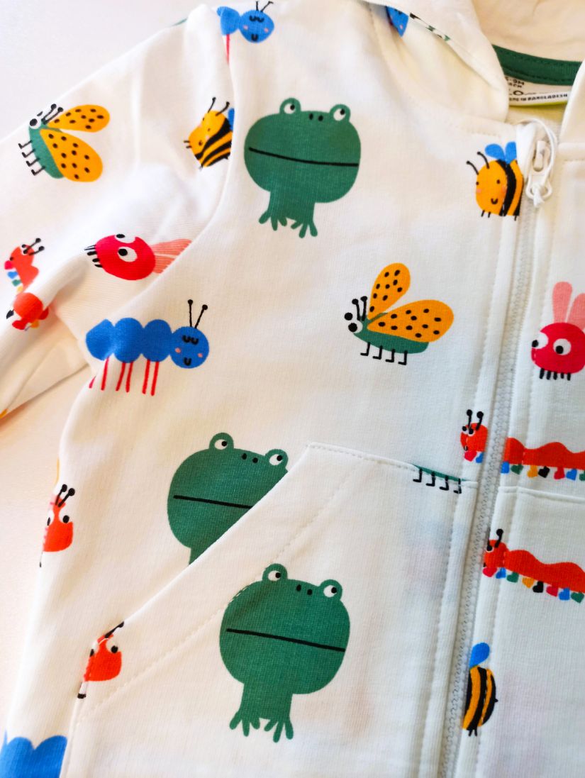 Ζακέτα βρεφική με τσέπες και κουκούλα και print frogs and bees λευκό