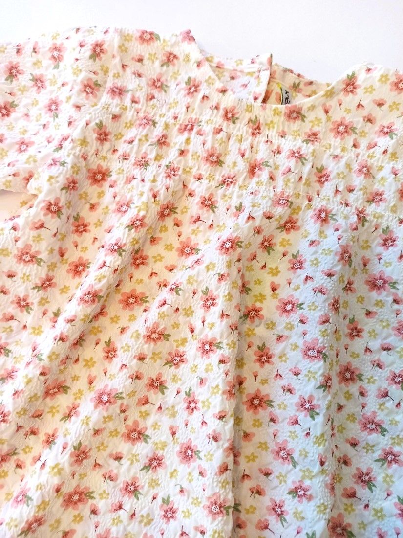 Μπλούζα γκοφρέ με floral print και κουμπί στο πίσω μέρος μπεζ