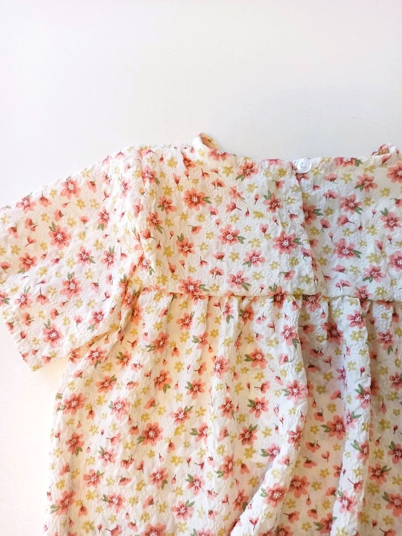 Μπλούζα γκοφρέ με floral print και κουμπί στο πίσω μέρος μπεζ