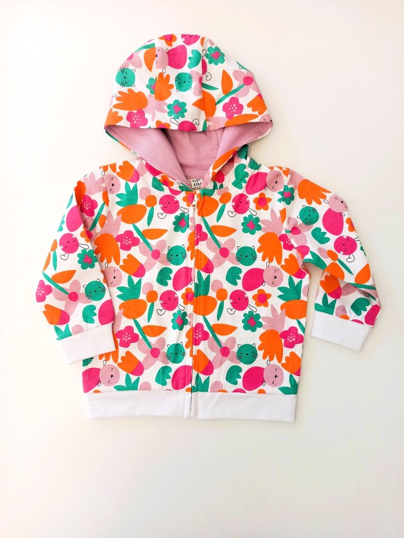 Ζακέτα βρεφική ανοιξιάτικη με εμπριμέ μοτίβο κουκούλα και τσέπες φούξια