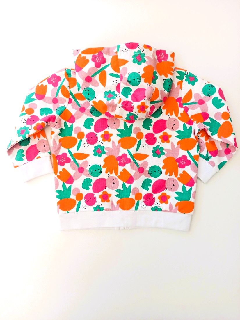 Ζακέτα βρεφική ανοιξιάτικη με εμπριμέ μοτίβο κουκούλα και τσέπες φούξια