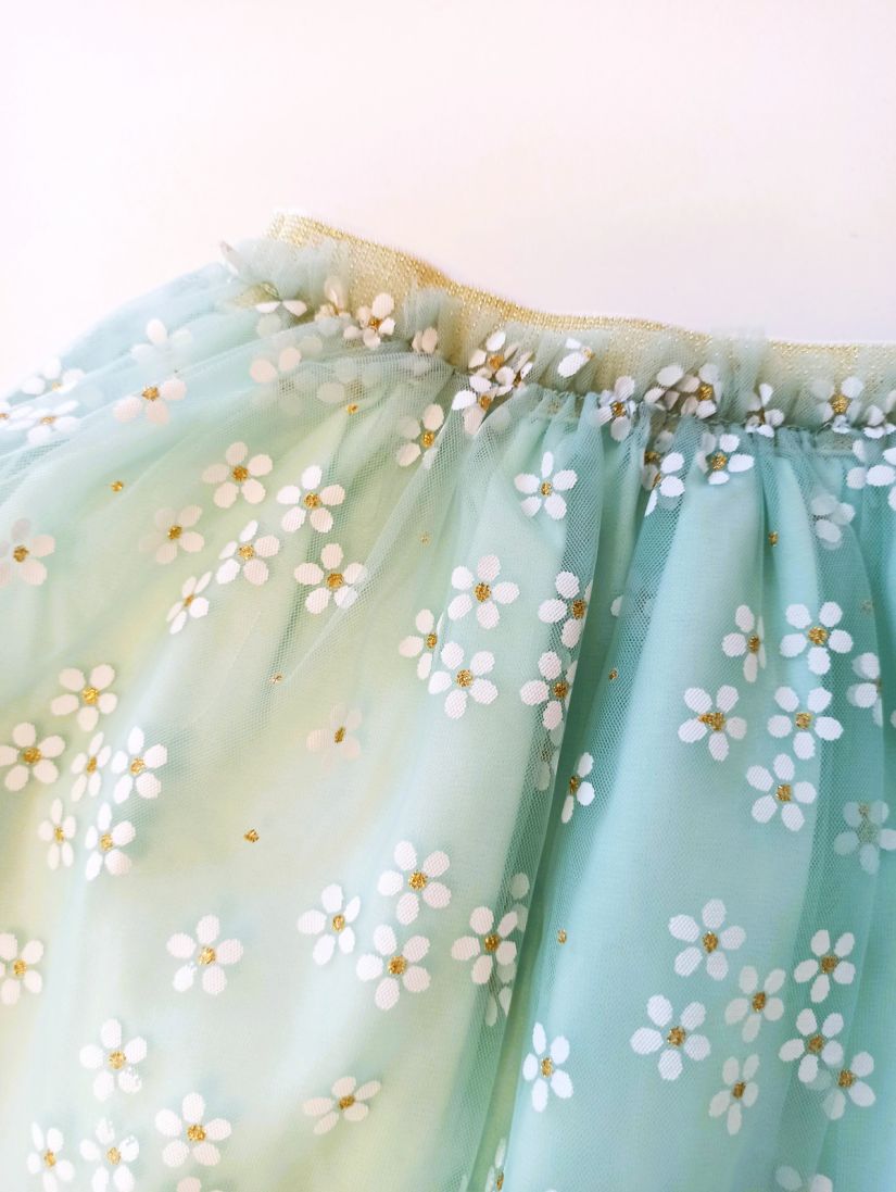 Σετ μπλούζα με κεντητό βολάν και φόυστα με floral print και πουά glitter βεραμάν