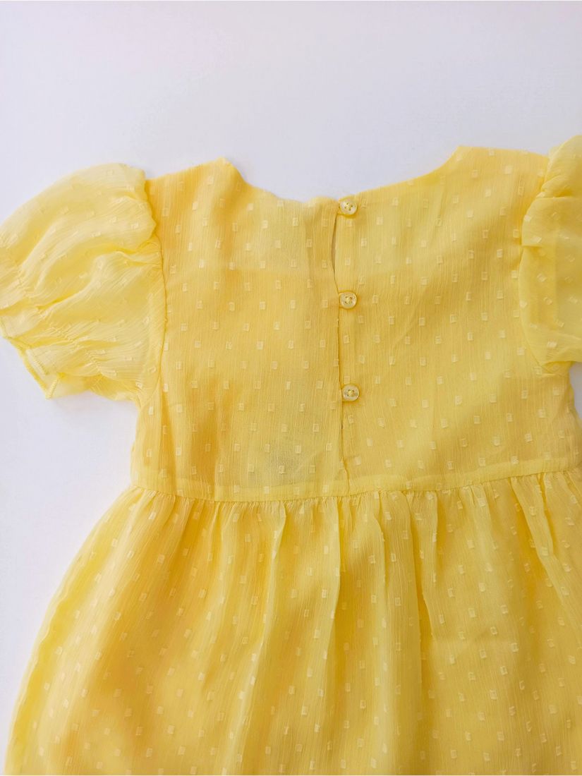 Φόρεμα ζωρζέτα με πτι πούα ανάγλυφο, βολάν και εσωτερικό φόρεμα κίτρινο