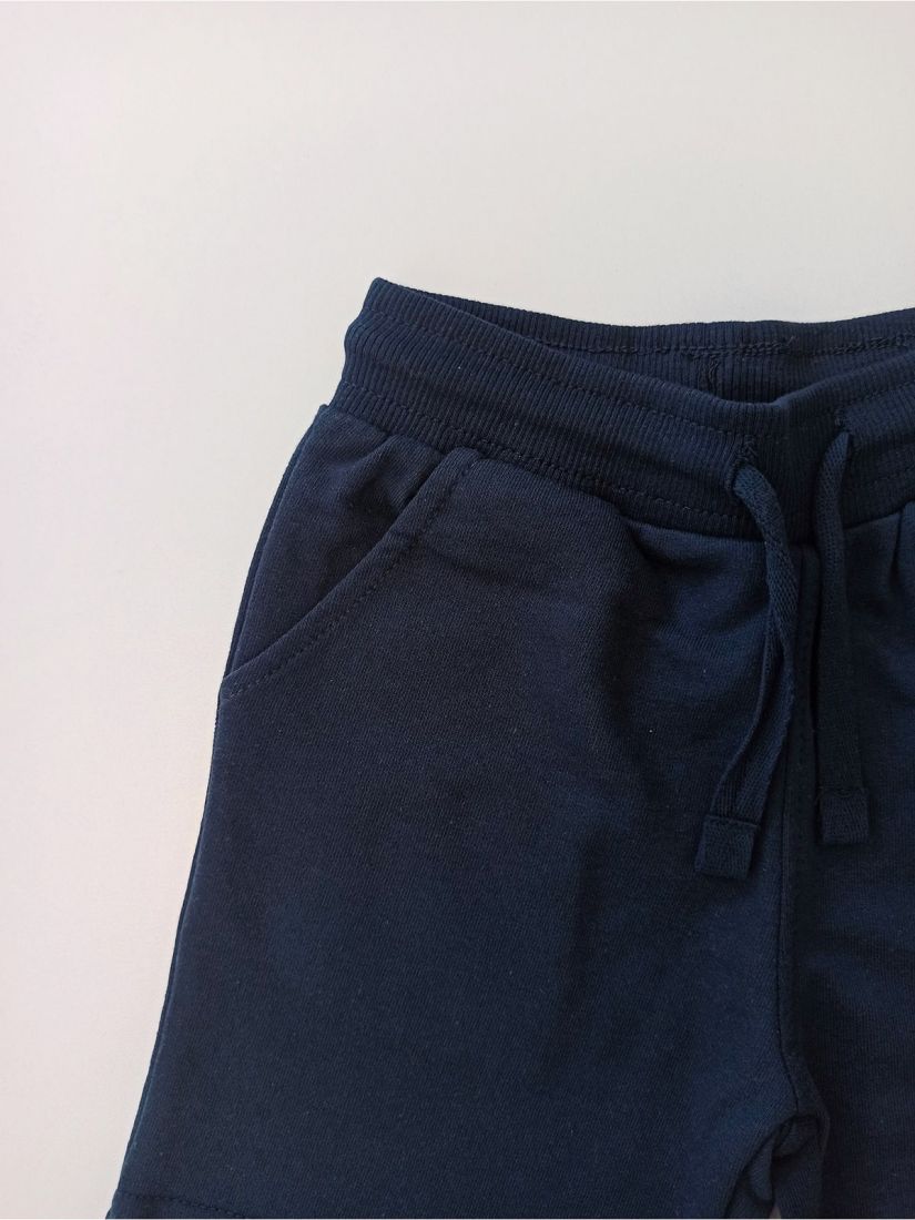 Βερμούδα μονόχρωμη βαμβακερή με λάστιχο στη μέση και τσέπες μπλε