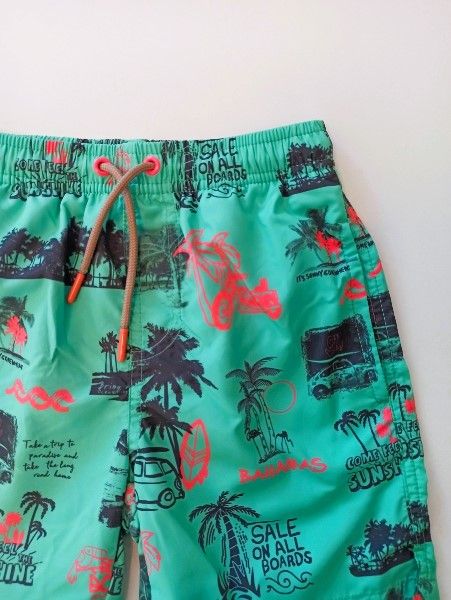 Μαγιώ βερμούδα εμπριμέ με tropical print λάστιχο στη μέση και κορδόνια βεραμάν