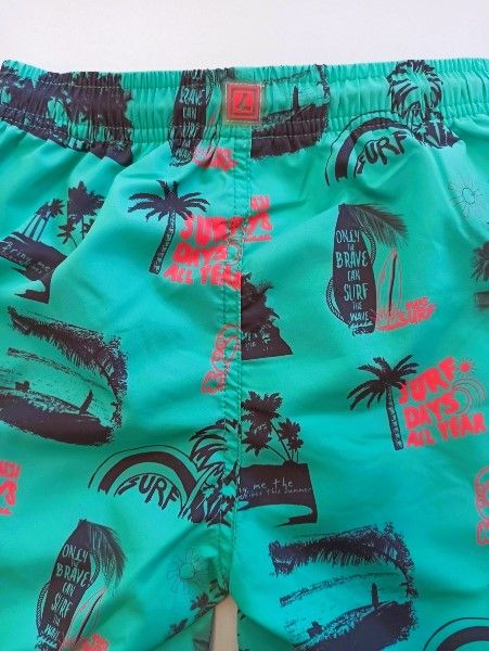 Μαγιώ βερμούδα εμπριμέ με tropical print λάστιχο στη μέση και κορδόνια βεραμάν