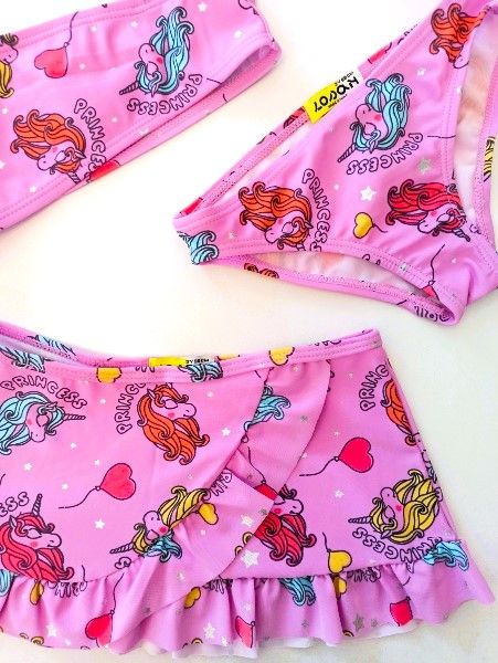 Μαγιό τριών τεμαχίων με μπικίνι και παρεό με αντηλιακή προστασία SPF 40+ print μονόκερος λιλά