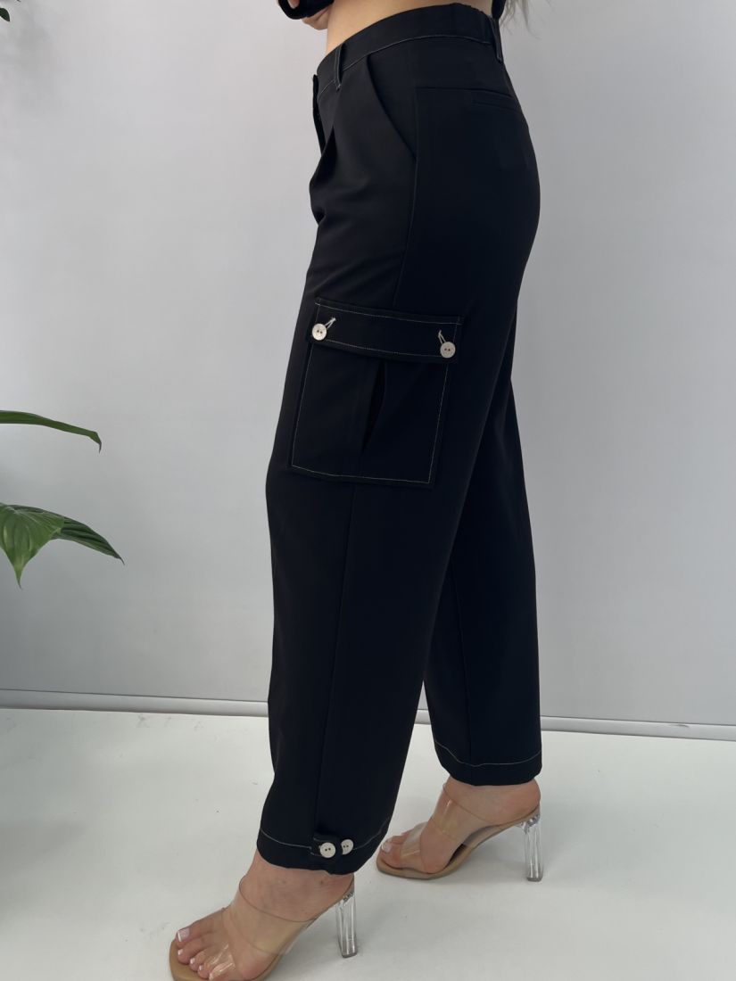 Παντελόνι 7/8 με λευκές λεπτομέρειες, τσέπες στο πλάι και κουμπιά στο κάτω μέρος Ελληνικής ραφής μαύρο