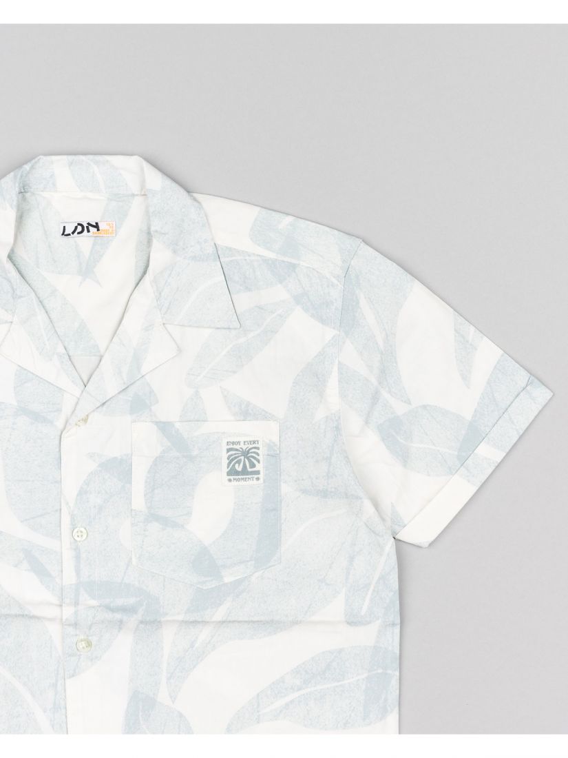 Πουκάμισο κοντομάνικο με tropical print και τσέπη βεραμάν