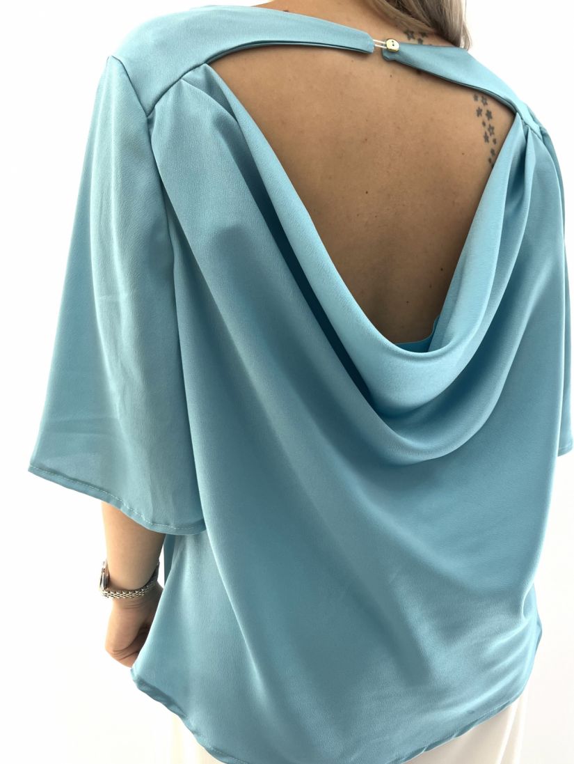 Μπλούζα μονόχρωμη σατέν γκοφρέ με ντραπέ άνοιγμα στην πλάτη Ελληνικής ραφής σιέλ