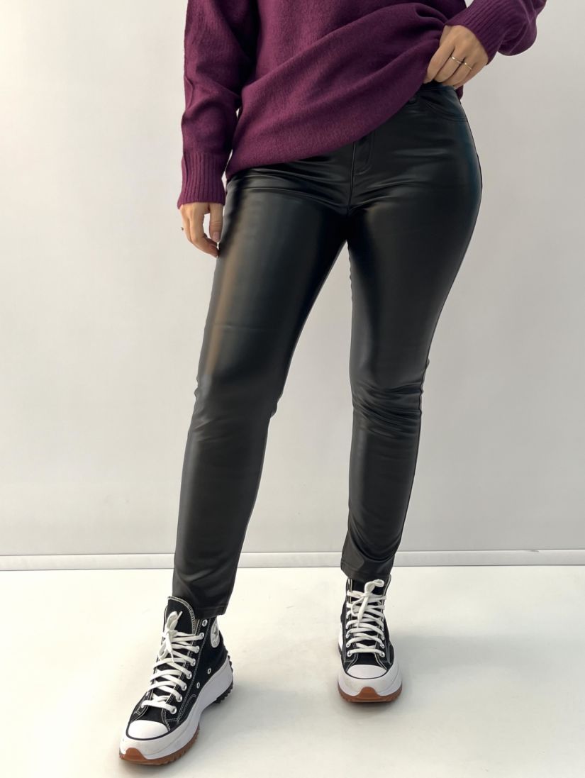 Παντελόνι δερματίνη με τσέπες και γυαλιστερή υφή μαύρο