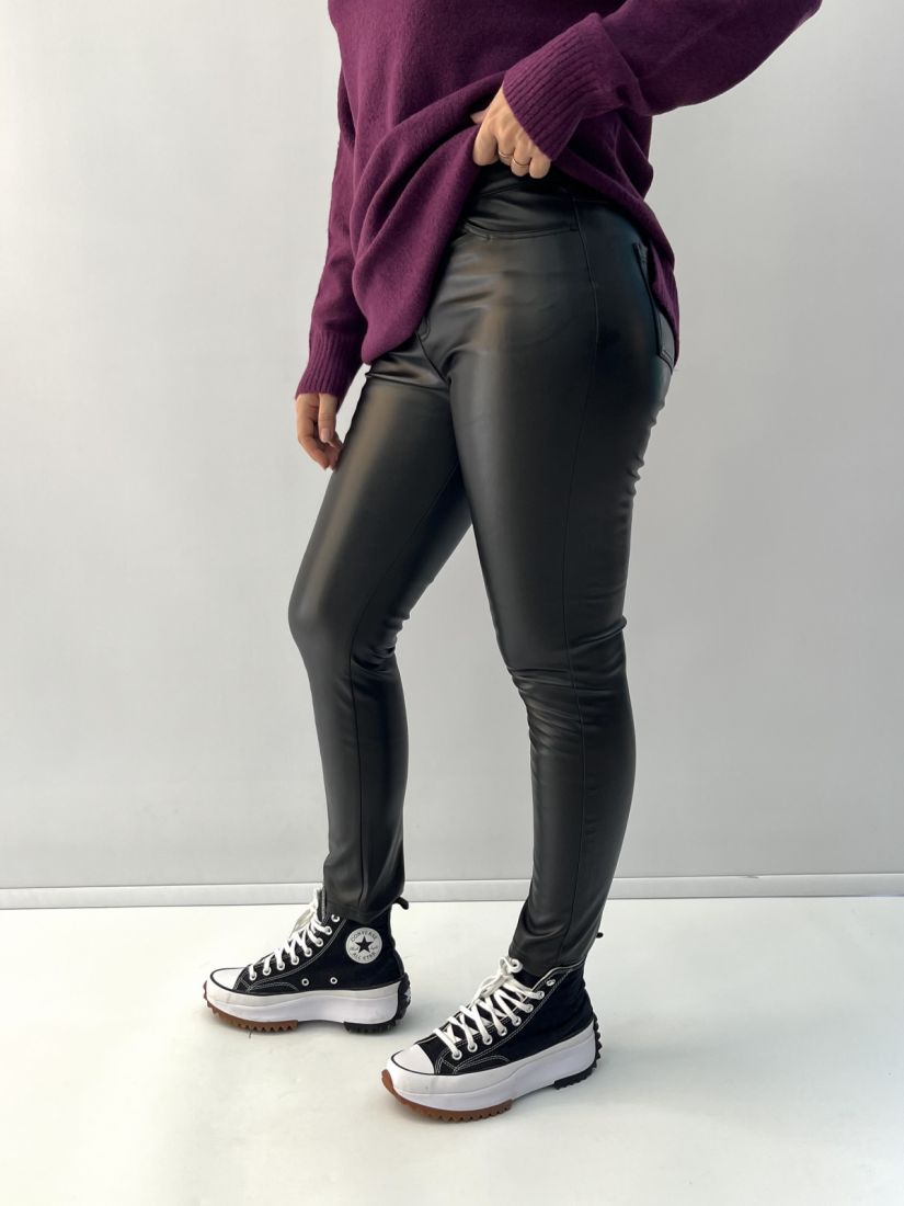 Παντελόνι δερματίνη με τσέπες και γυαλιστερή υφή μαύρο