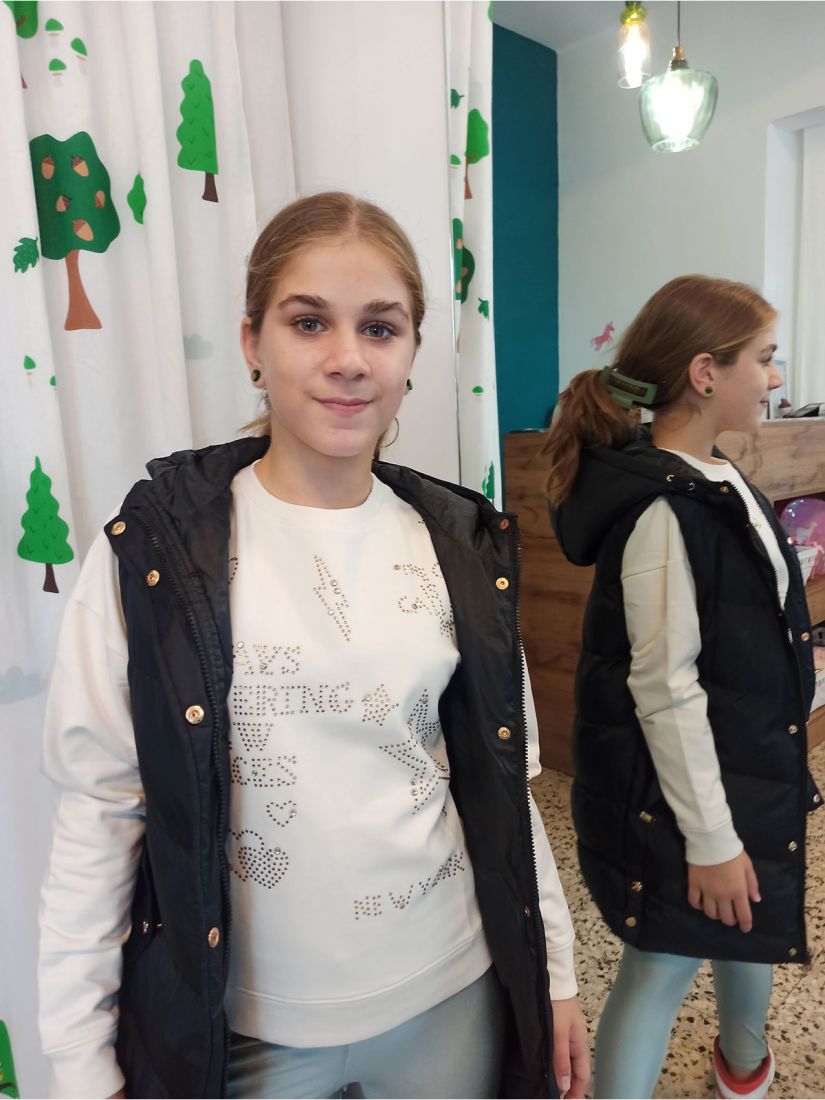 Μπουφάν αμάνικο μακρύ με τσέπες, κουκούλα και φωσφορίζον σήμα στο πίσω μέρος μαύρο