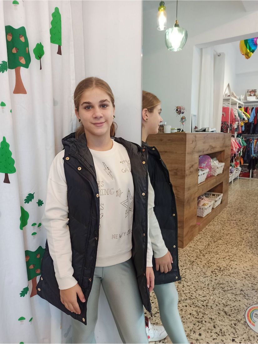 Μπουφάν αμάνικο μακρύ με τσέπες, κουκούλα και φωσφορίζον σήμα στο πίσω μέρος μαύρο