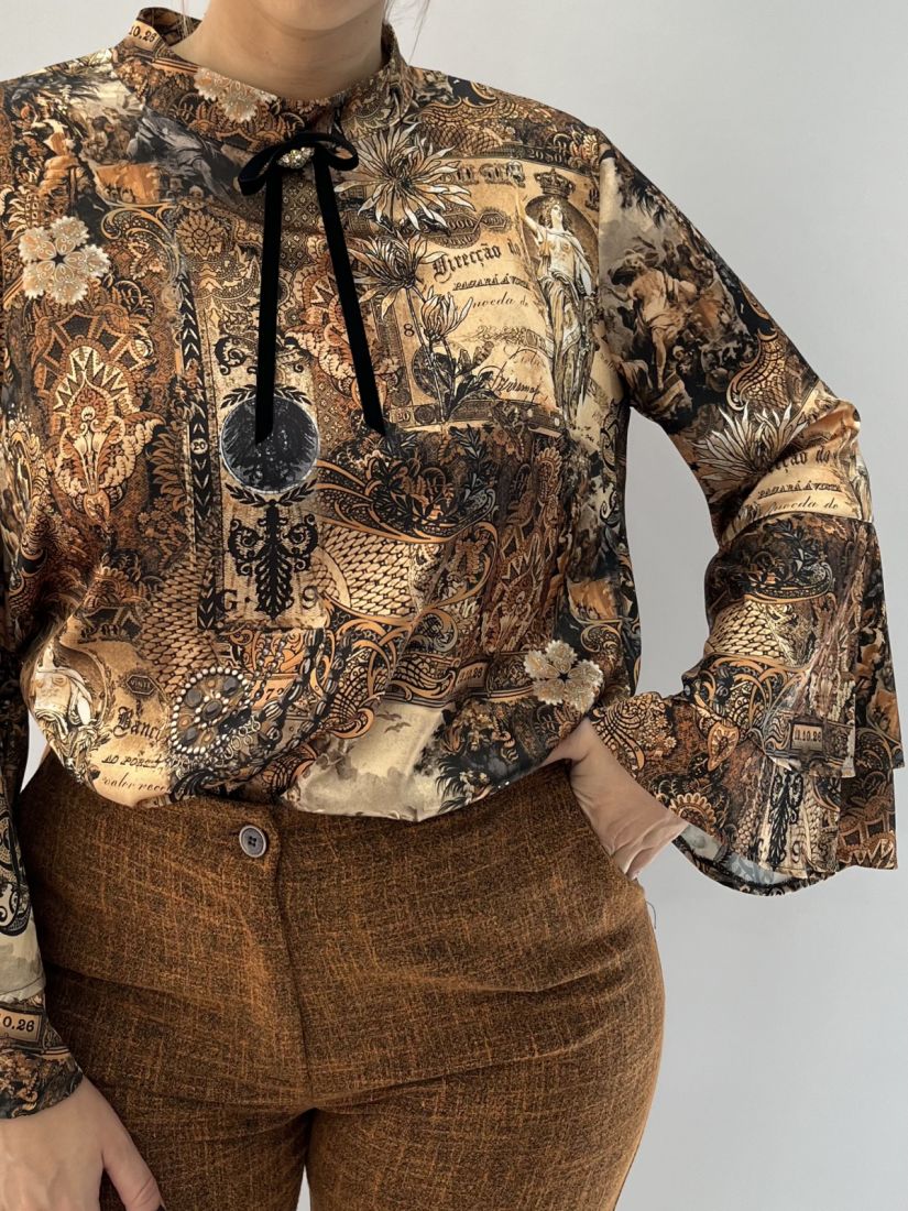 Πουκαμίσα σατέν εμπριμέ με μάο γιακά και μανίκι καμπάνα και βολάν καφέ