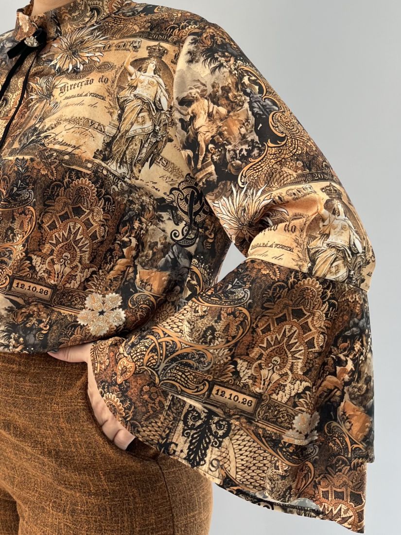 Πουκαμίσα σατέν εμπριμέ με μάο γιακά και μανίκι καμπάνα και βολάν καφέ