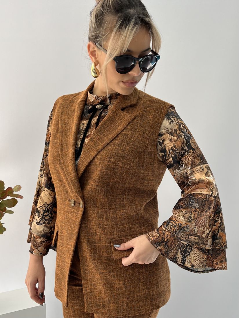 Πουκαμίσα σατέν εμπριμέ με μάο γιακά και μανίκι καμπάνα και βολάν καφέ