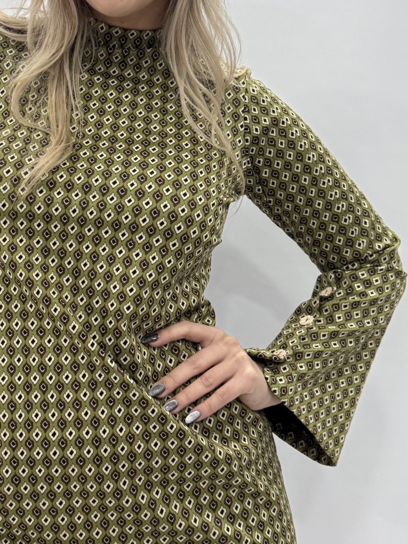 Φόρεμα punto εμπριμέ με καμπάνα μανίκι και χρυσά κουμπιά χακί