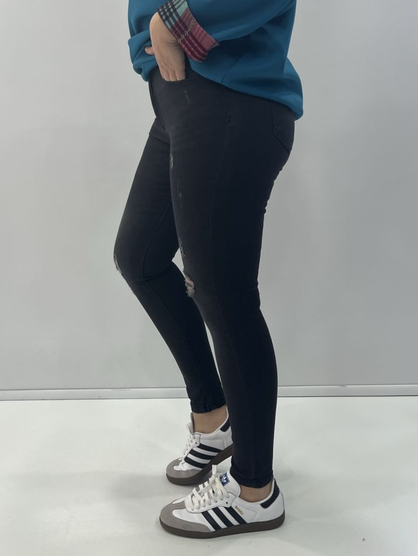 Jean σε στενή γραμμή με σκισίματα  μαύρο