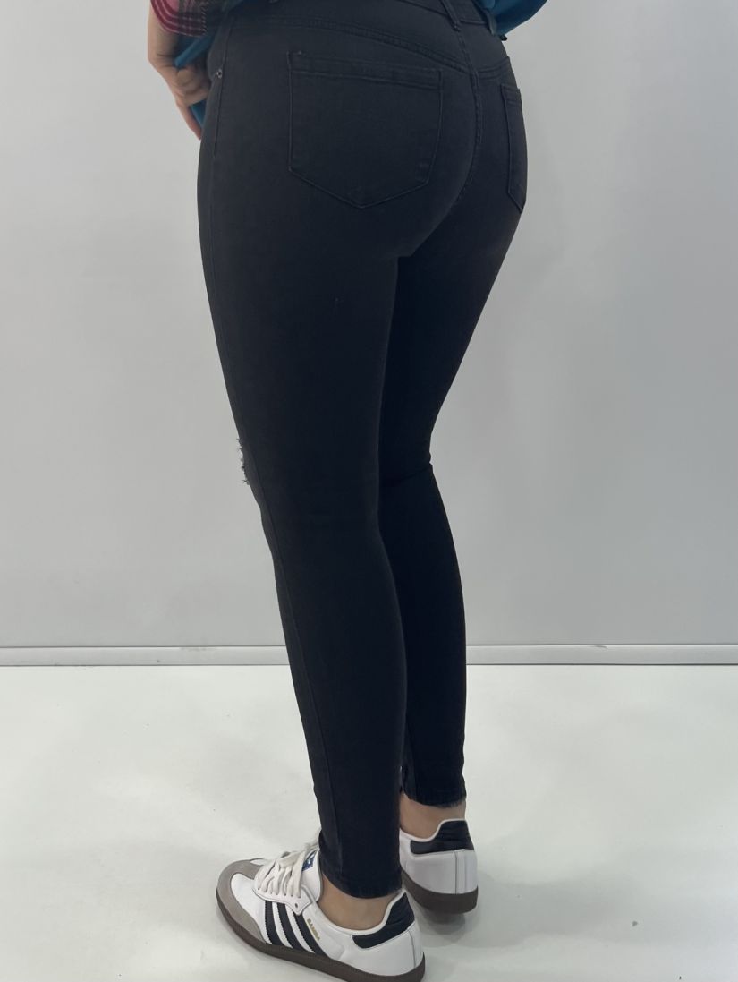 Jean σε στενή γραμμή με σκισίματα  μαύρο