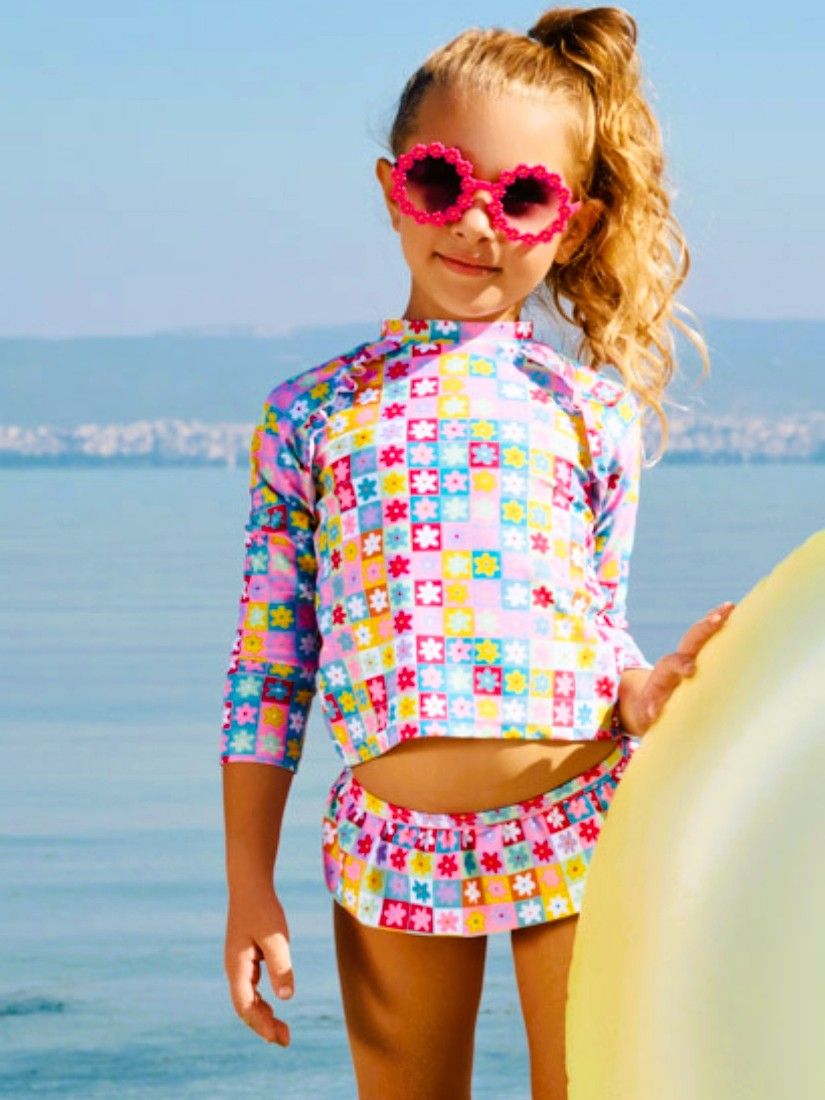Σετ αντιλιακή μπλούζα με SPF 40+ και βρακάκι μαγιό με βολάν και print μαργαρίτες φούξια