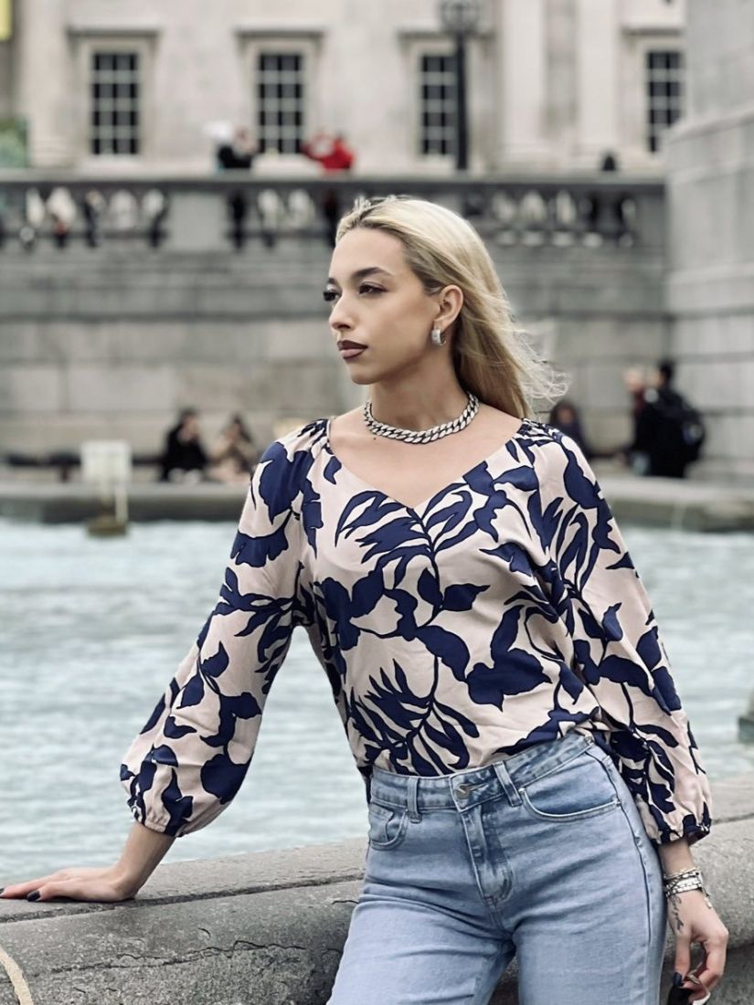 Μπλούζα εμπριμέ με V και λάστιχο στα μανίκια μπλε