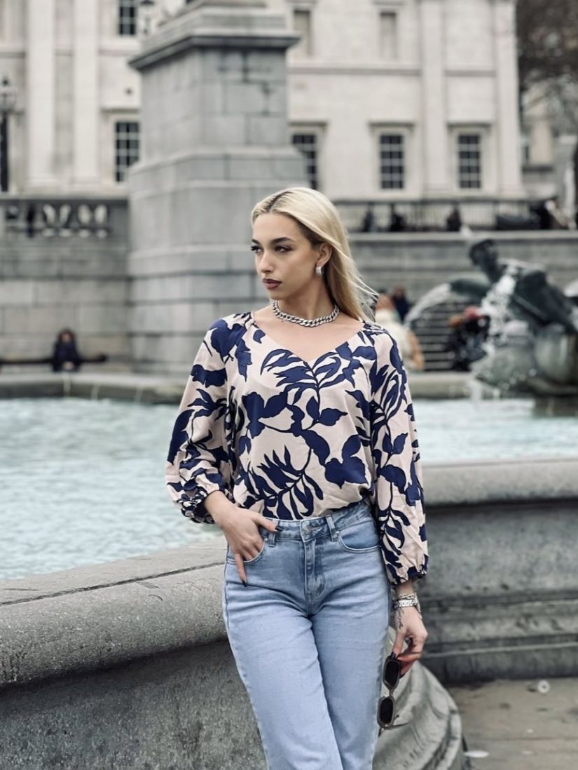 Μπλούζα εμπριμέ με V και λάστιχο στα μανίκια μπλε