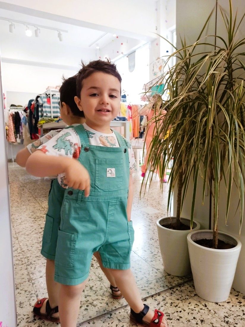 Σετ σαλοπέτα τζιν με μπλούζα με δεινόσαυρους βεραμάν