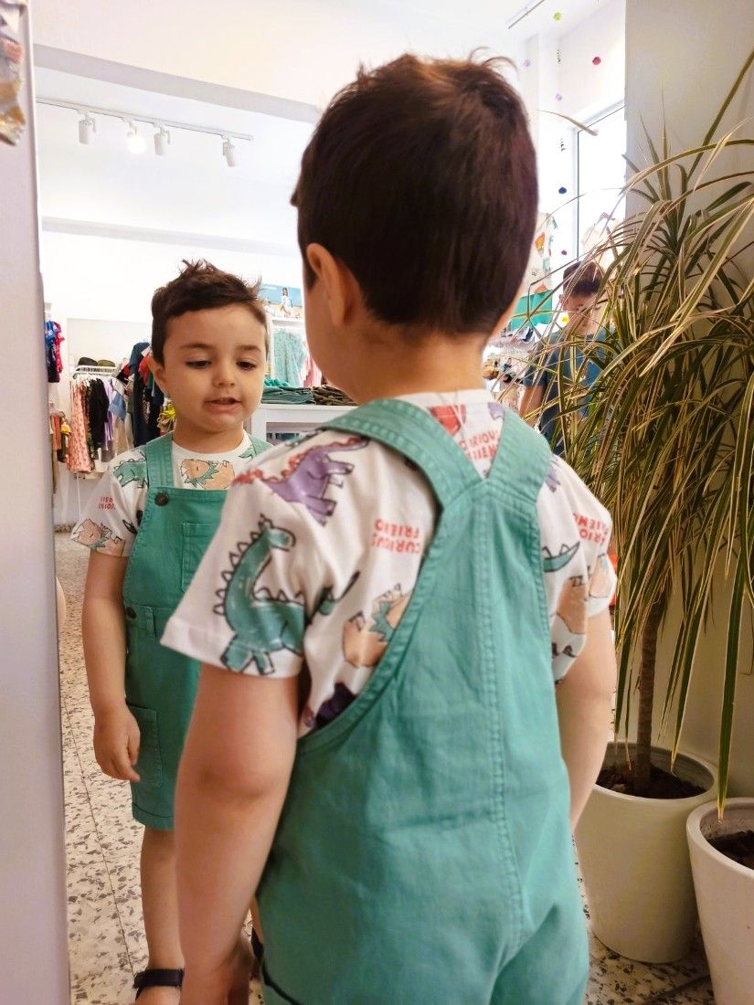 Σετ σαλοπέτα τζιν με μπλούζα με δεινόσαυρους βεραμάν