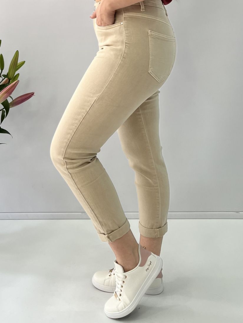 Jean μονόχρωμο με ρεβέρ mom fit μπεζ