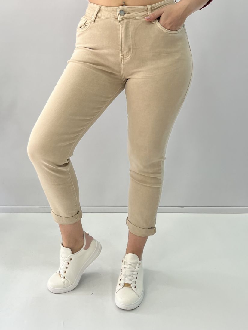 Jean μονόχρωμο με ρεβέρ mom fit μπεζ