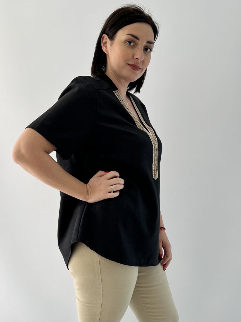 Πουκαμίσα λινή με κέντημα στο V μαύρο