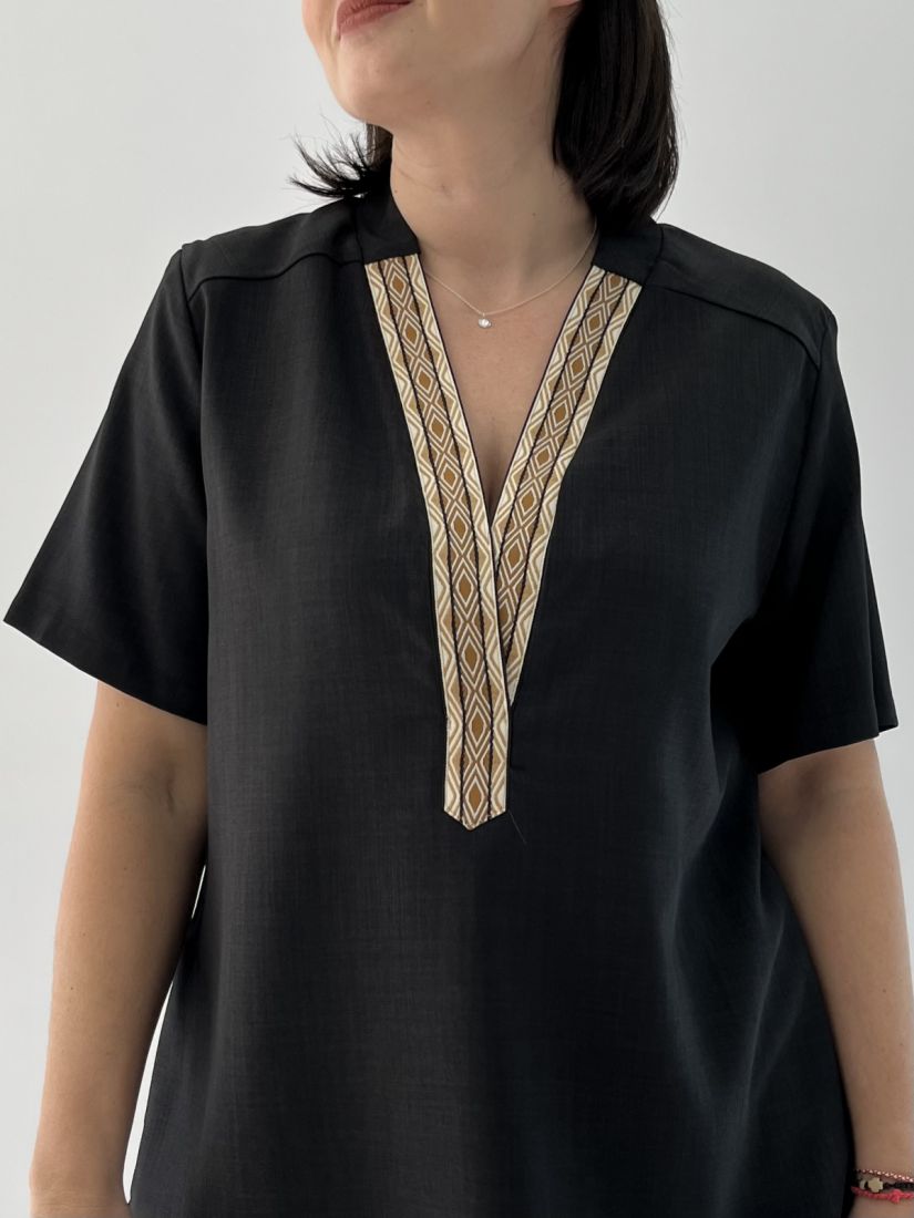 Πουκαμίσα λινή με κέντημα στο V μαύρο