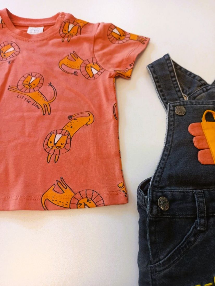 Βρεφικό βαμβακερό σετ μπλούζα κοντομάνικη λιοντάρι και σαλοπέτα με τσέπη και κουμπάκια πορτοκαλί