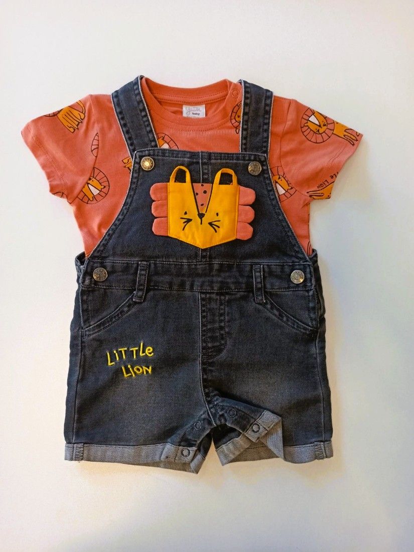 Βρεφικό βαμβακερό σετ μπλούζα κοντομάνικη λιοντάρι και σαλοπέτα με τσέπη και κουμπάκια πορτοκαλί