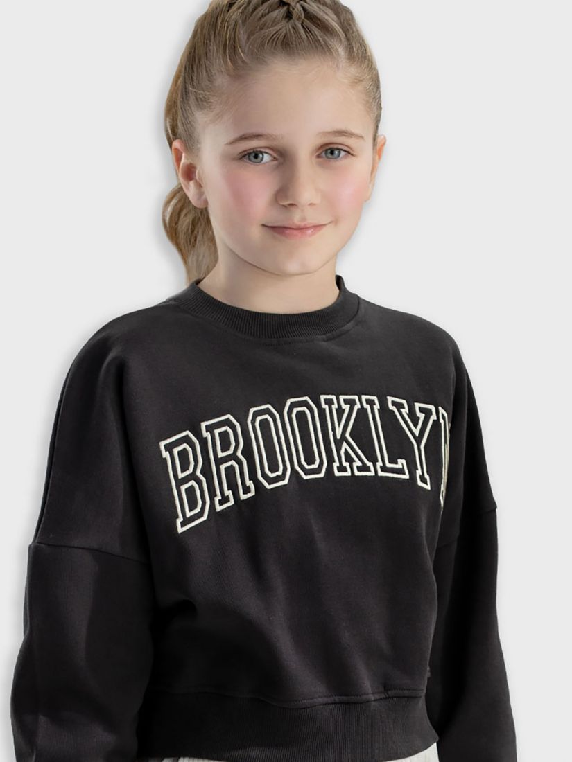 Κροπ τοπ φούτερ με κέντημα Brooklyn μαύρο