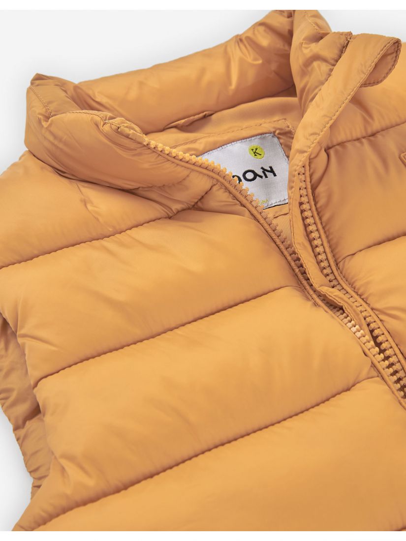 Γιλέκο μονόχρωμο καπιτονέ με κουκούλα και τσέπες για αγόρι μουσταρδί