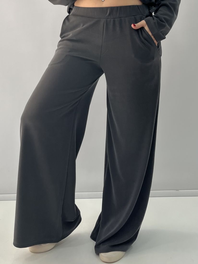 Παντελόνα μονόχρωμη με λάστιχο στη μέση και τσέπες γκρι