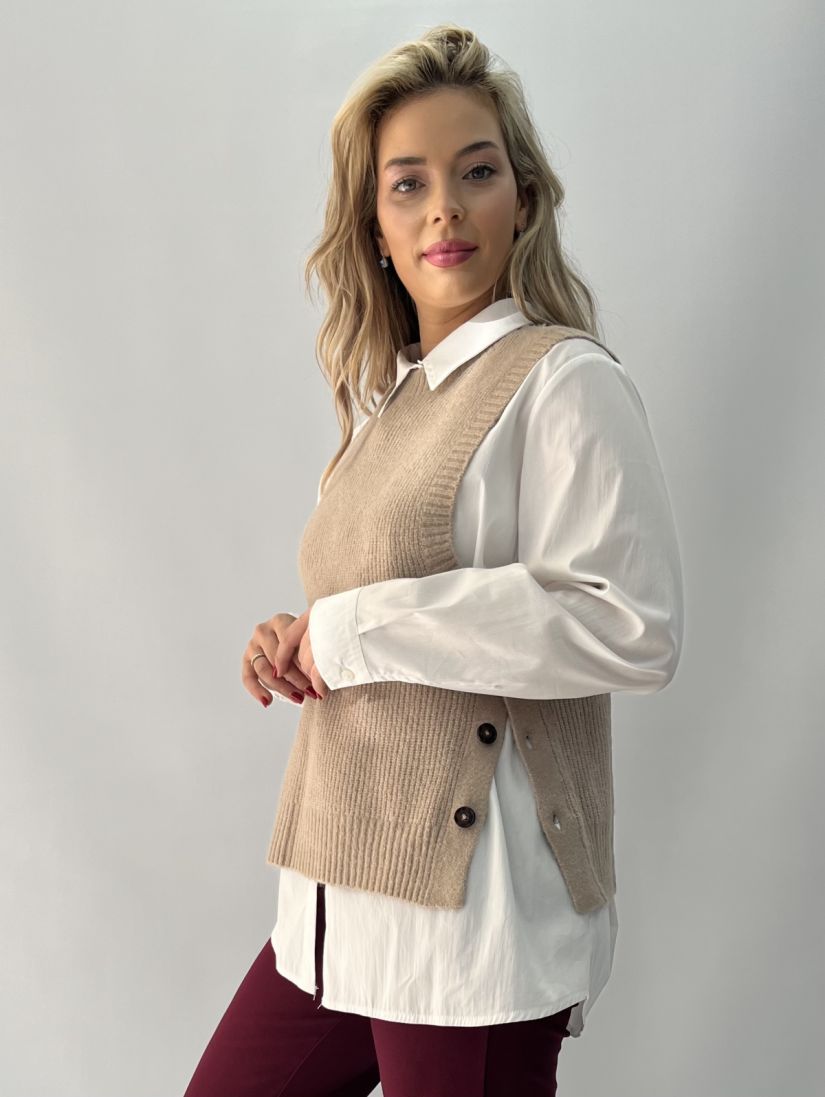 Γιλέκο πλεκτό με πατηλέτα και κουμπιά στο πλάι μπεζ