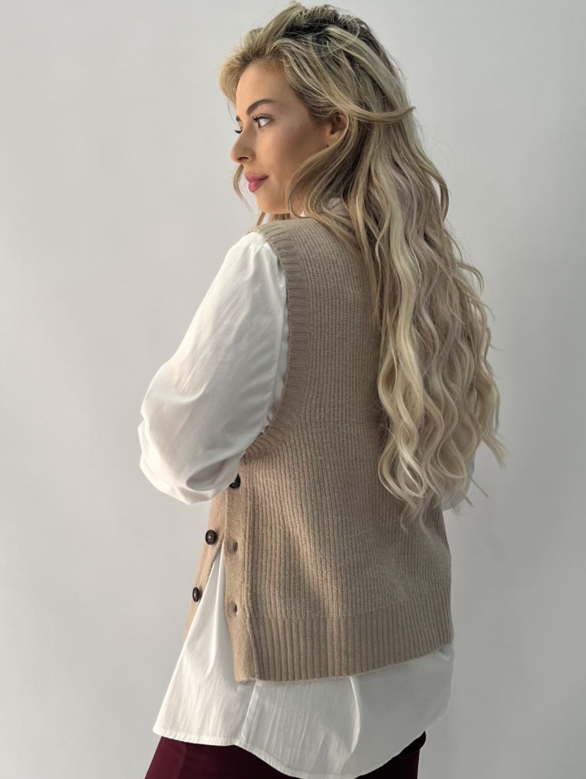 Γιλέκο πλεκτό με πατηλέτα και κουμπιά στο πλάι μπεζ