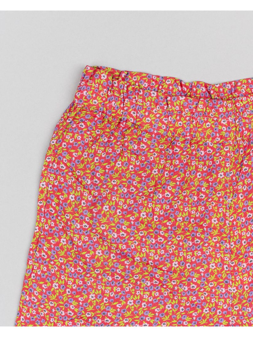 Σορτς φλοράλ με λάστιχο και βολάν κοραλί