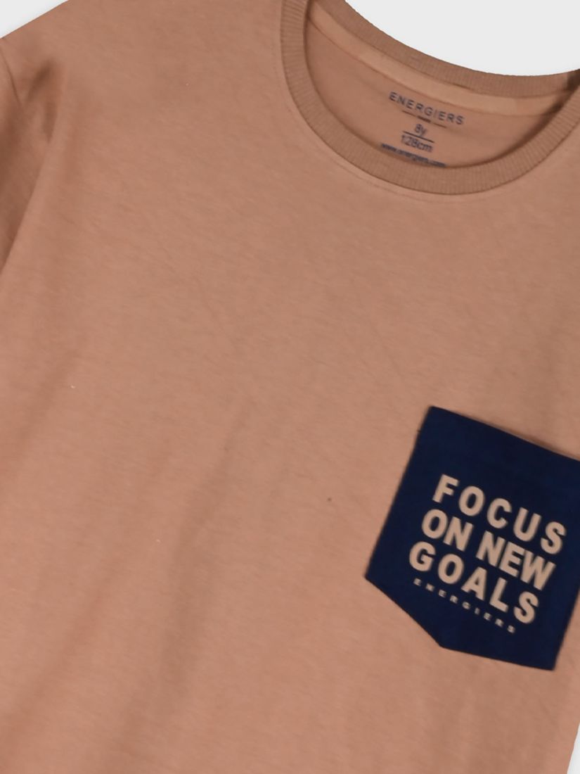 Μπλούζα με τσέπη και print focus on new goals σοκολά