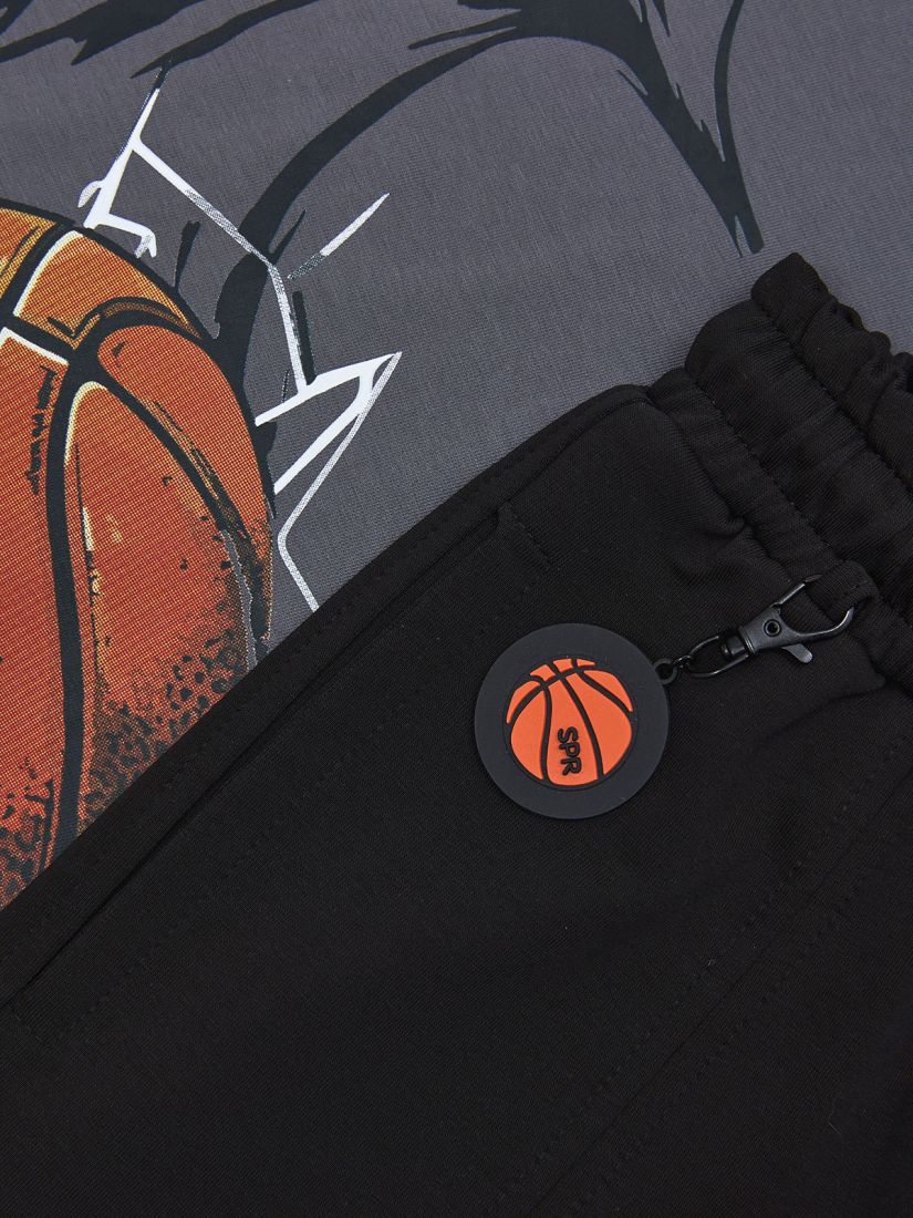 Σετ μπλούζα με print basketball και βερμούδα με μπρελόκ μπάσκετ μαύρο